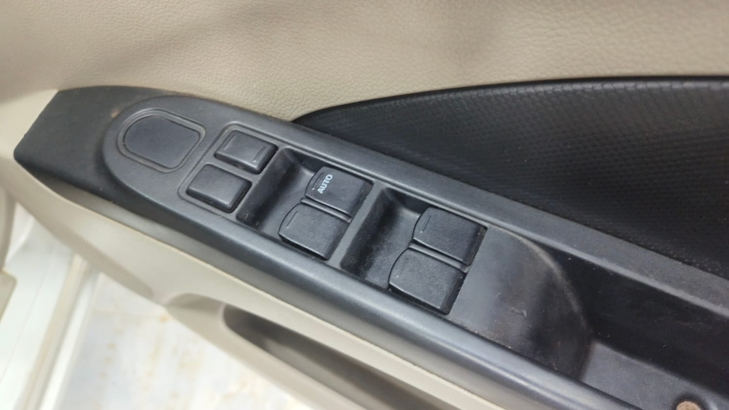 Used 2016 Maruti Suzuki Celerio VXi AMT Petrol Automatic top_features Power windows