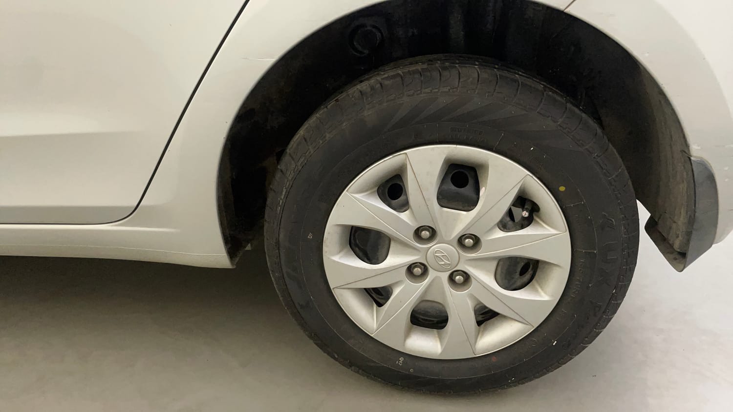Used 2018 Hyundai Elite i20 Magna Executive 1.2 Petrol Manual tyres LEFT REAR TYRE RIM VIEW