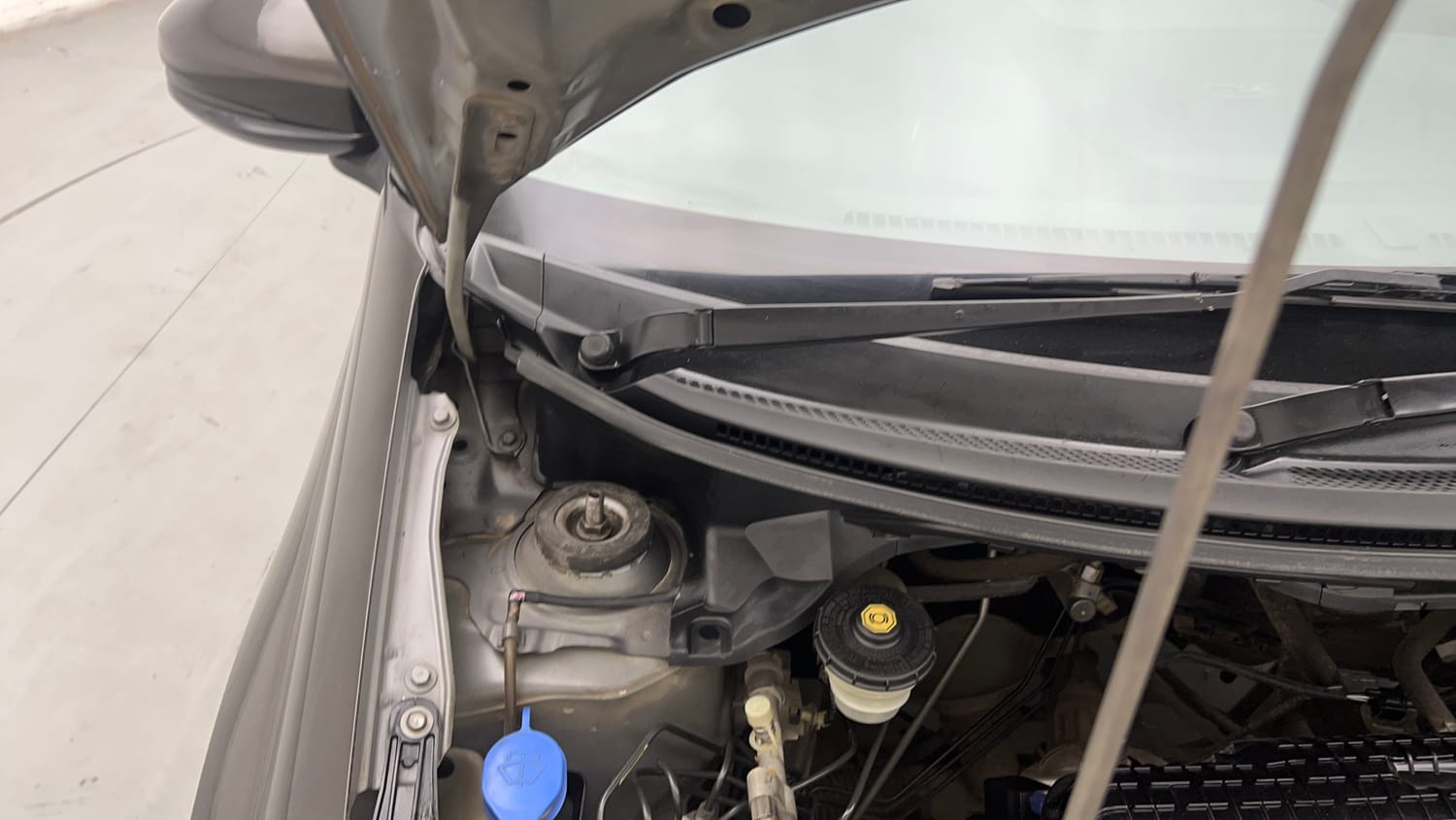 Used 2017 Honda Amaze 1.2 S i-VTEC Opt Petrol Manual engine ENGINE RIGHT SIDE HINGE & APRON VIEW