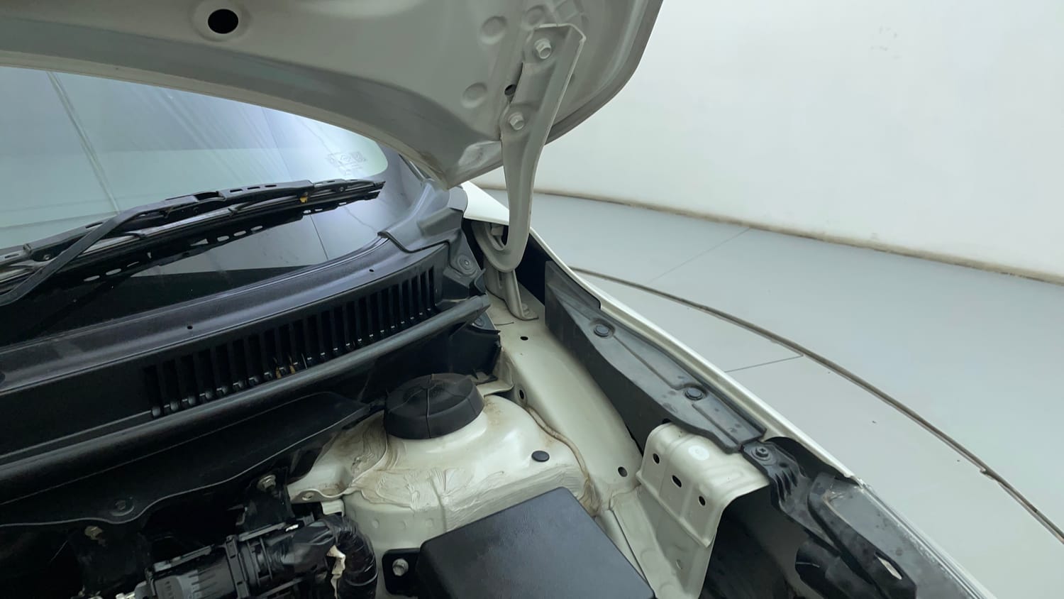 Used 2022 Maruti Suzuki Baleno Zeta AGS Petrol Automatic engine ENGINE LEFT SIDE HINGE & APRON VIEW