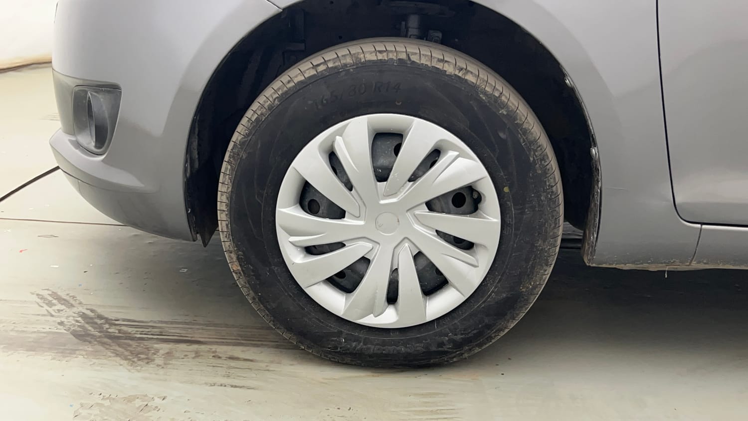 Used 2013 Maruti Suzuki Swift VXi Petrol Manual tyres LEFT FRONT TYRE RIM VIEW