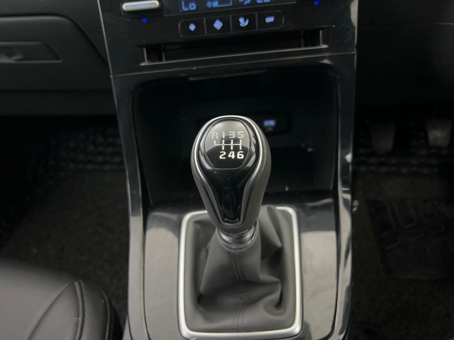 Used 2024 Hyundai Creta 1.5 MPi Petrol MT S(O) Petrol Manual interior GEAR  KNOB VIEW