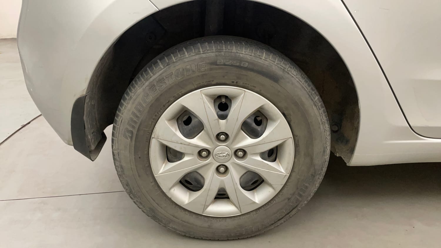 Used 2018 Hyundai Elite i20 Magna Executive 1.2 Petrol Manual tyres RIGHT REAR TYRE RIM VIEW