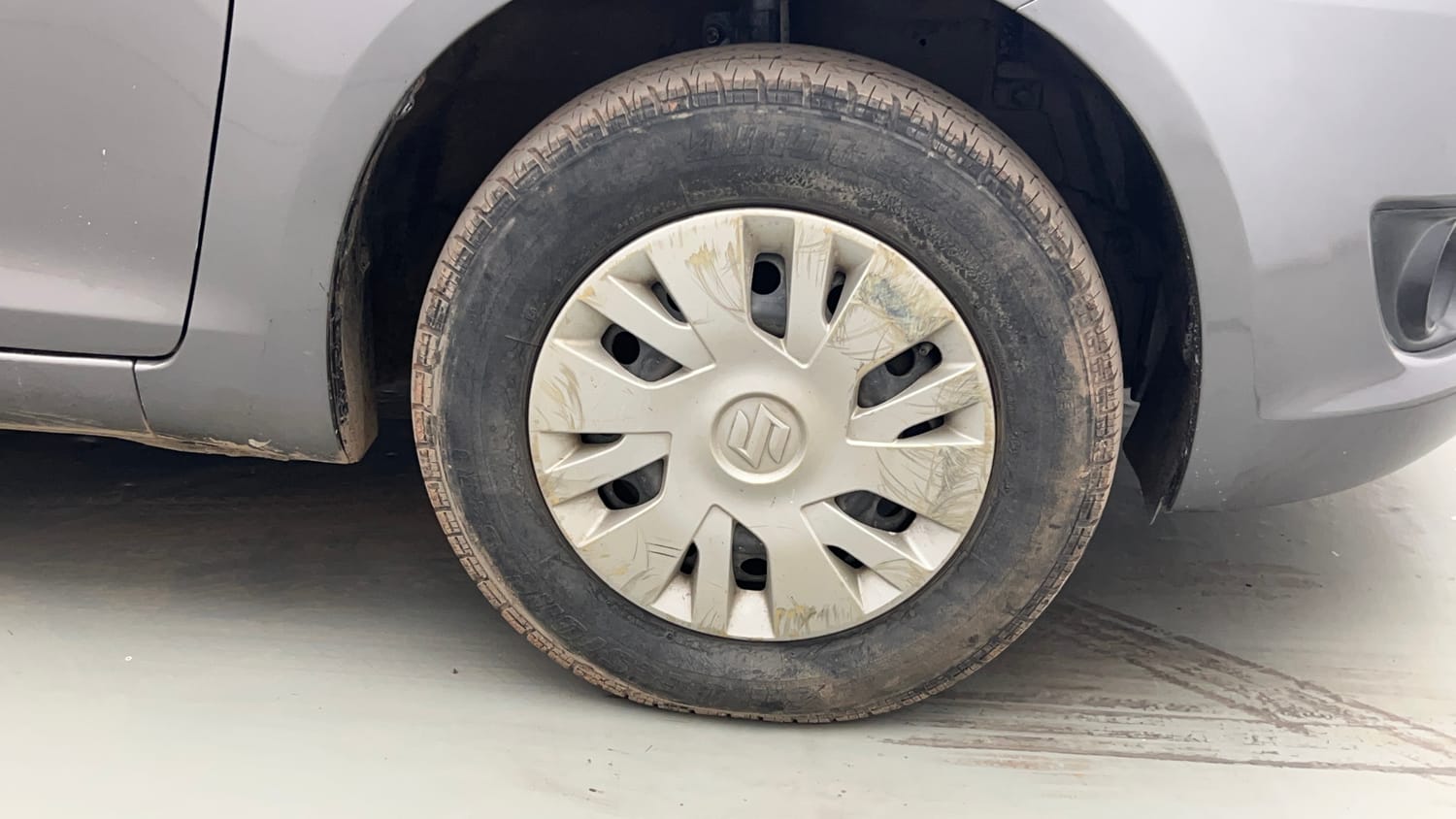 Used 2013 Maruti Suzuki Swift VXi Petrol Manual tyres RIGHT FRONT TYRE RIM VIEW