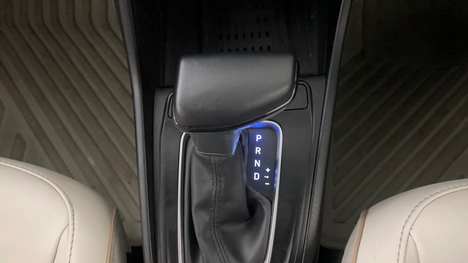 Used 2023 Hyundai Verna SX (O) 1.5 VTVT IVT Petrol Automatic interior GEAR  KNOB VIEW