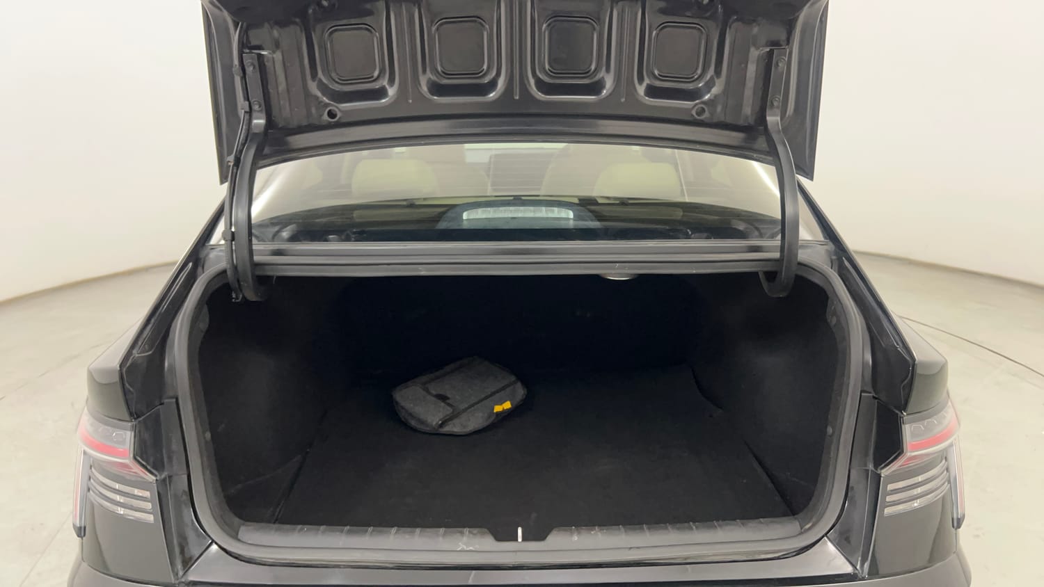 Used 2023 Hyundai Verna SX (O) 1.5 VTVT IVT Petrol Automatic interior DICKY INSIDE VIEW