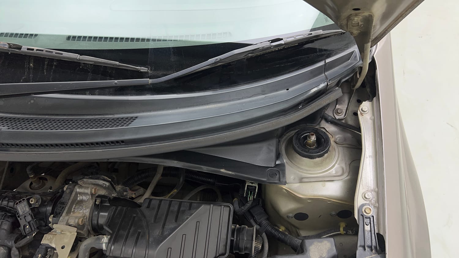 Used 2013 Honda Amaze 1.2 S i-VTEC Petrol Manual engine ENGINE LEFT SIDE HINGE & APRON VIEW