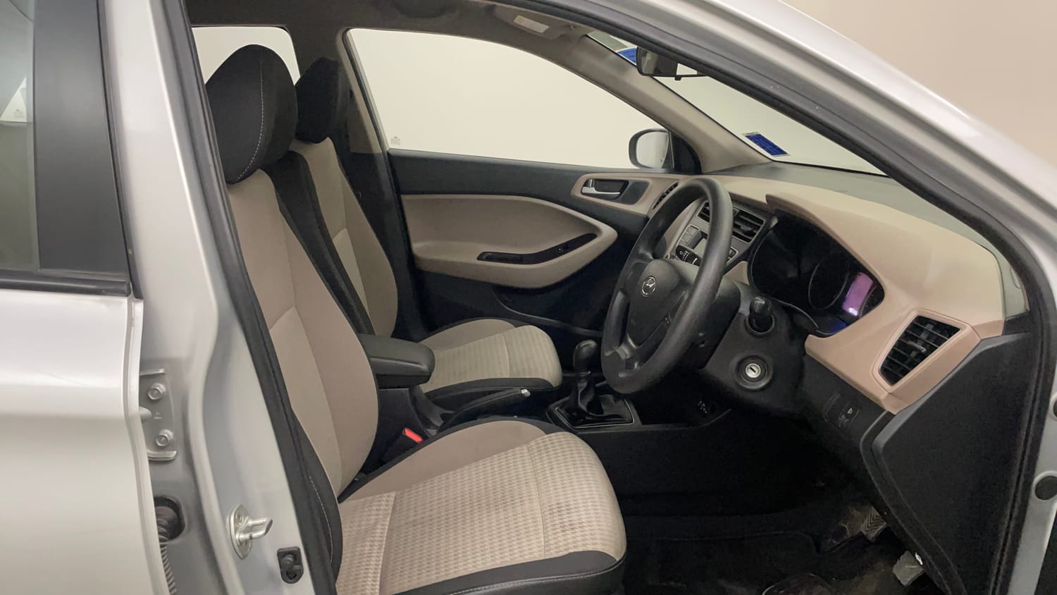 Used 2018 Hyundai Elite i20 Magna Executive 1.2 Petrol Manual interior RIGHT SIDE FRONT DOOR CABIN VIEW