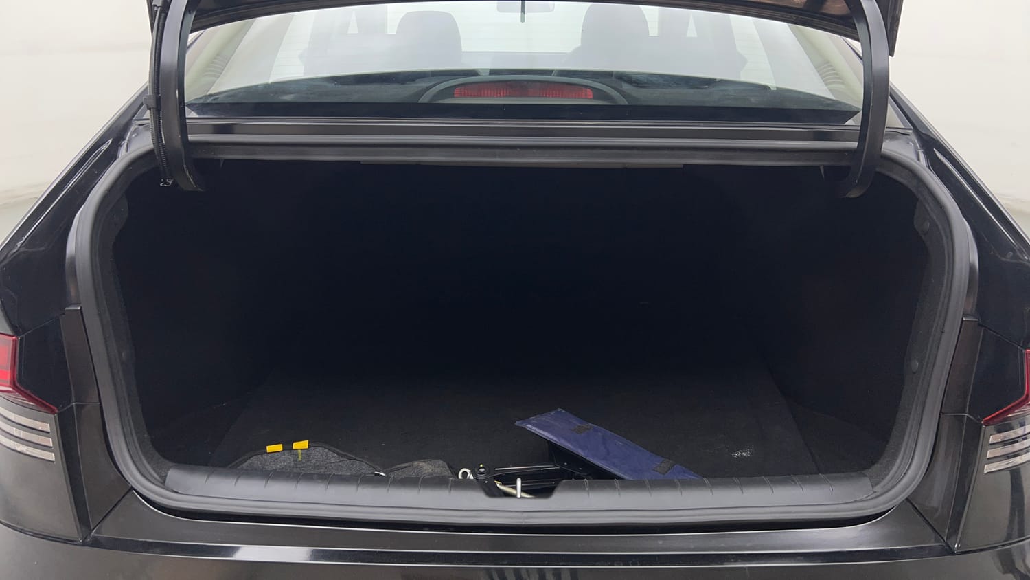 Used 2023 Hyundai Verna EX 1.5 Petrol MT Petrol Manual interior DICKY INSIDE VIEW
