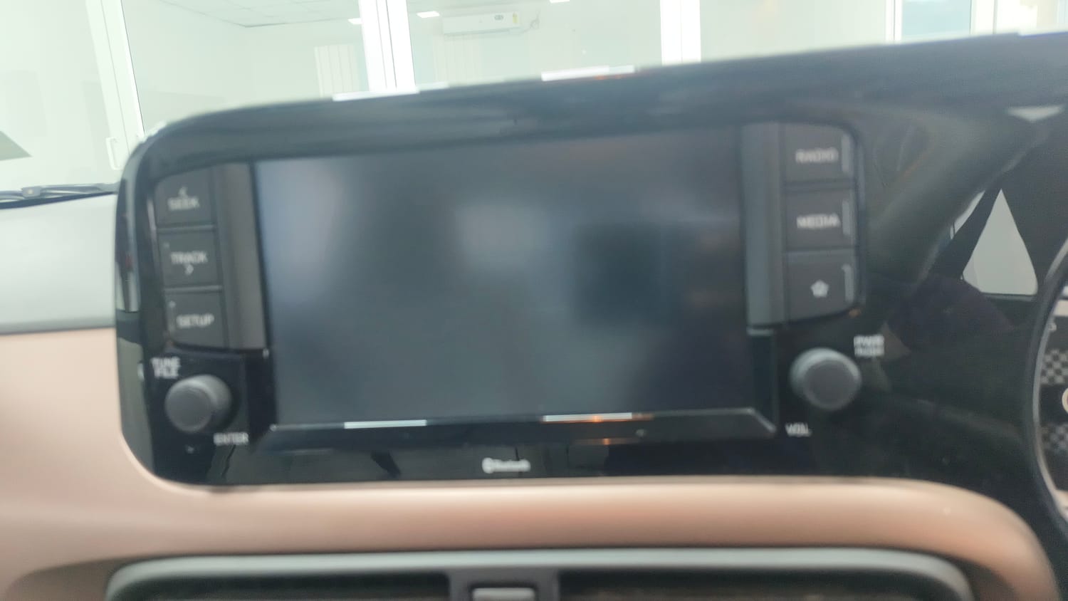 Used 2022 Hyundai Aura SX 1.2 Petrol Petrol Manual top_features Touch screen infotainment system