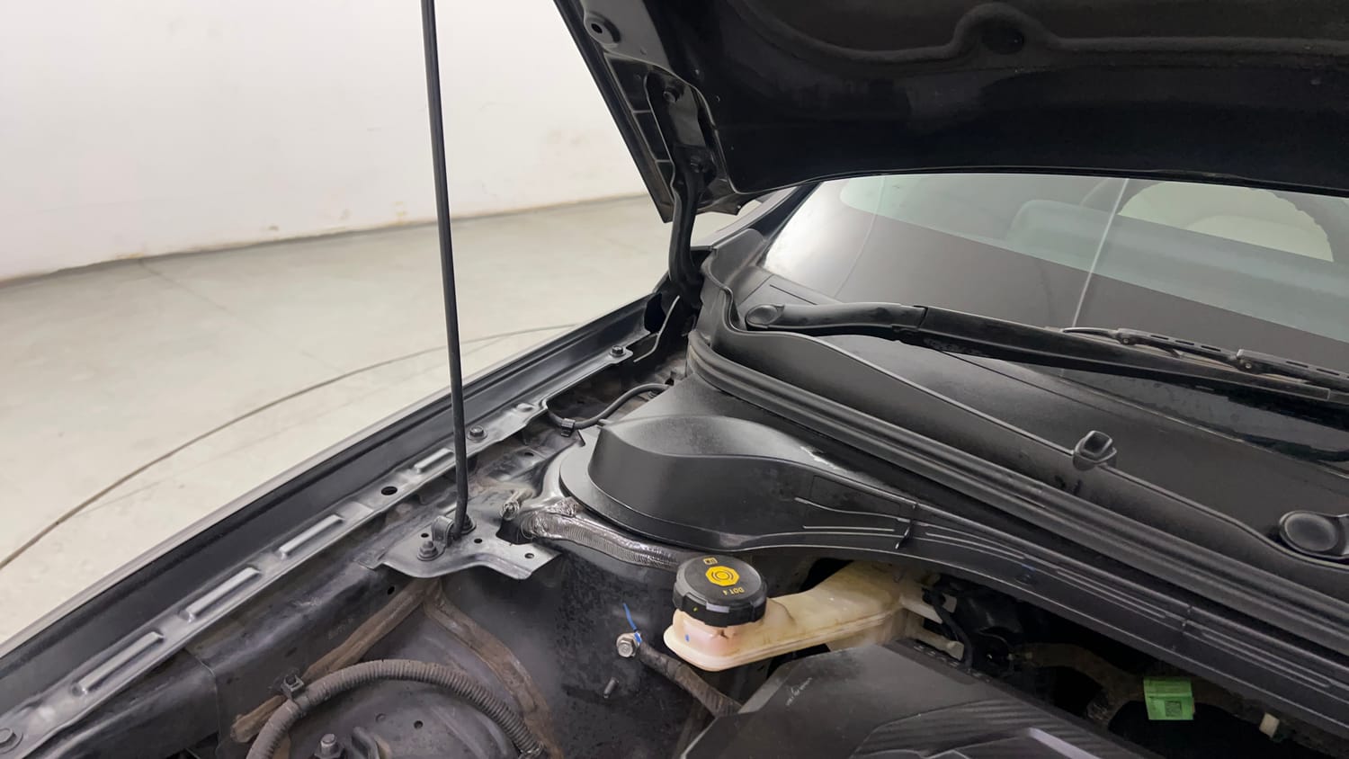 Used 2023 Hyundai Verna SX (O) 1.5 VTVT IVT Petrol Automatic engine ENGINE RIGHT SIDE HINGE & APRON VIEW