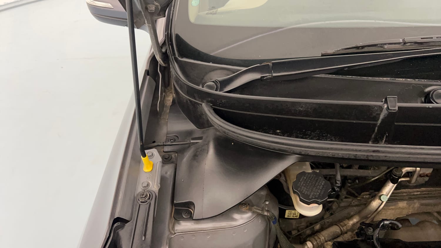 Used 2015 Hyundai Elite i20 Asta 1.2 Petrol Manual engine ENGINE RIGHT SIDE HINGE & APRON VIEW