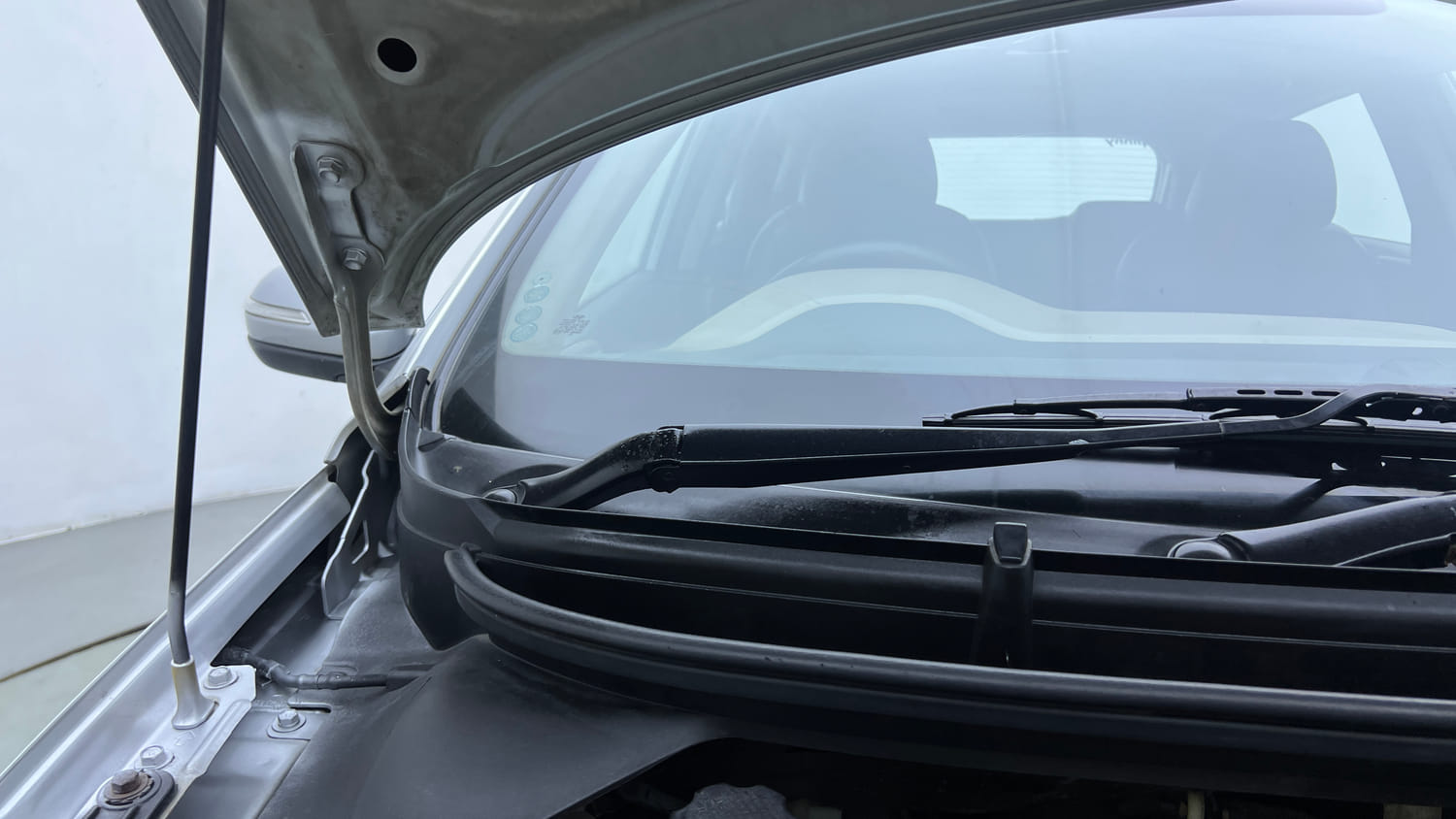 Used 2017 Hyundai Elite i20 Sportz 1.2 Petrol Manual engine ENGINE RIGHT SIDE HINGE & APRON VIEW