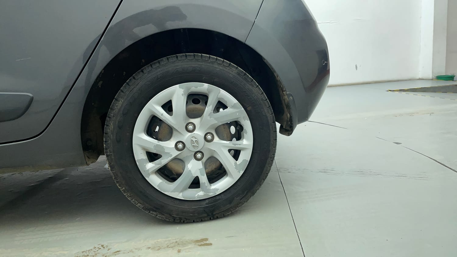 Used 2017 Hyundai Grand i10 Sportz (O) AT 1.2 Kappa VTVT Petrol Automatic tyres LEFT REAR TYRE RIM VIEW