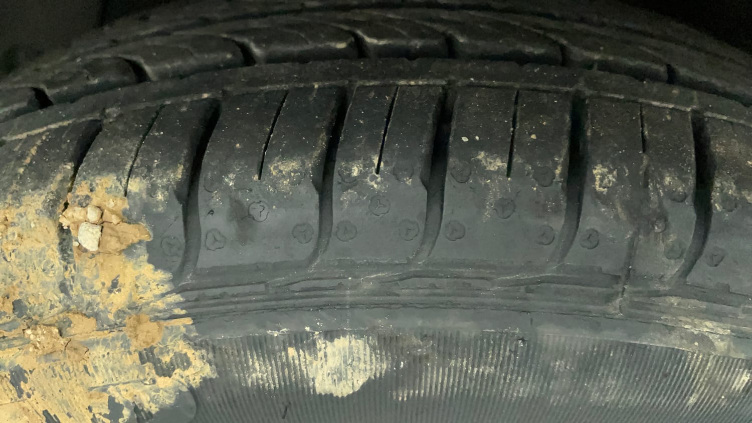 Used 2017 Hyundai Grand i10 Sportz (O) AT 1.2 Kappa VTVT Petrol Automatic tyres LEFT FRONT TYRE TREAD VIEW