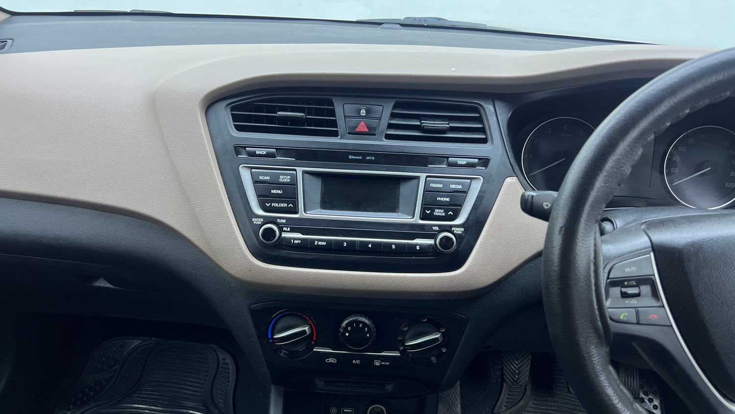 Used 2017 Hyundai Elite i20 Sportz 1.2 Petrol Manual interior MUSIC SYSTEM & AC CONTROL VIEW