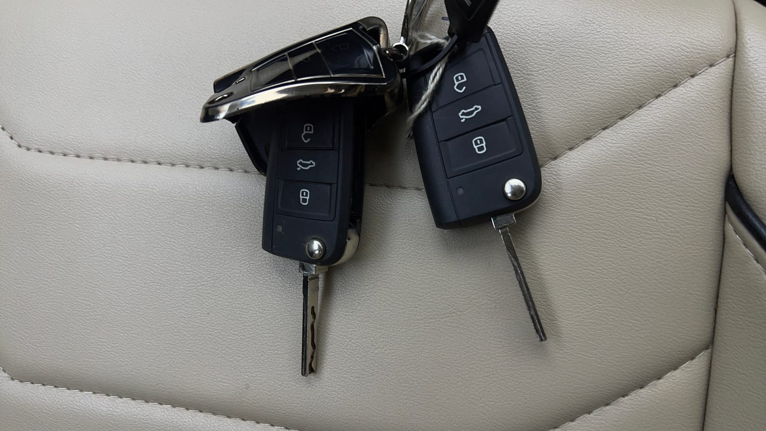 Used 2024 Volkswagen Virtus Highline 1.0 TSI MT Petrol Manual extra CAR KEY VIEW