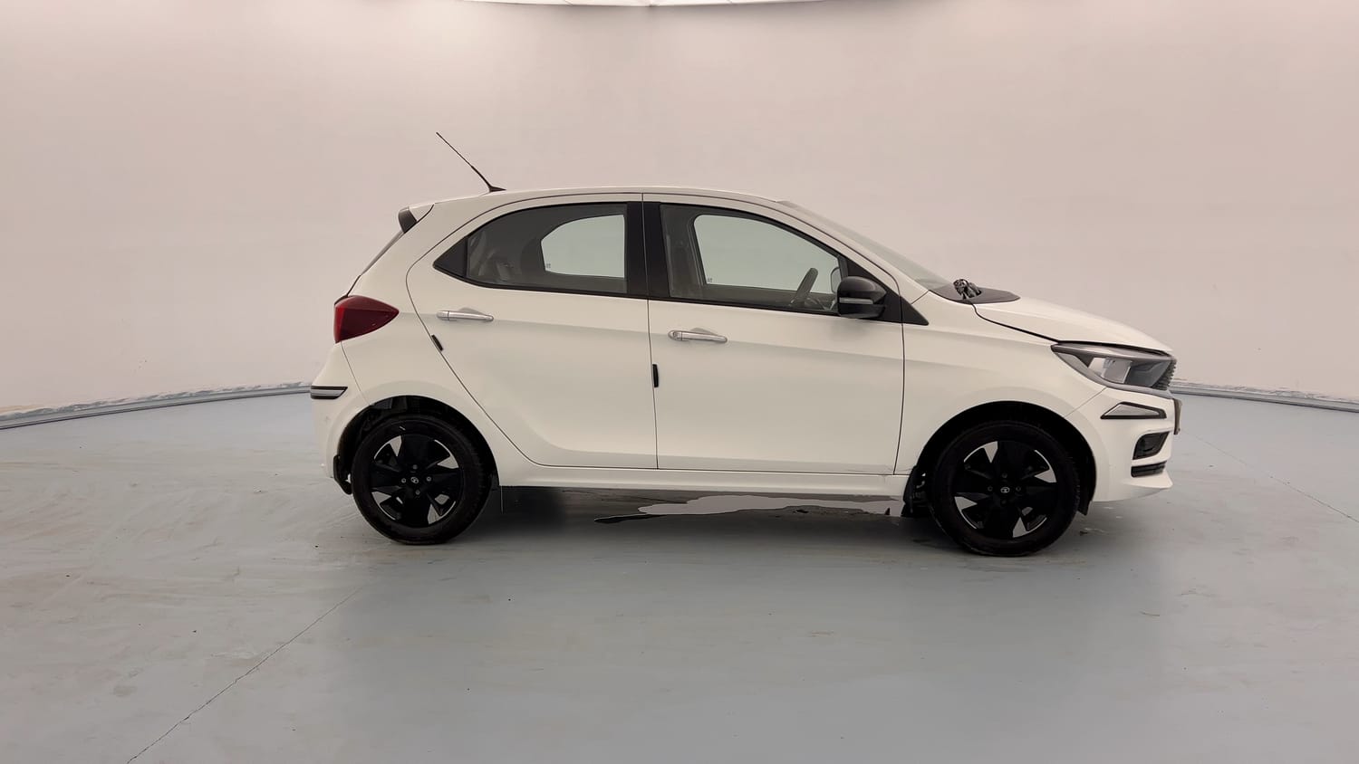 Used 2026 Tata Tiago XT Petrol Manual exterior RIGHT SIDE VIEW