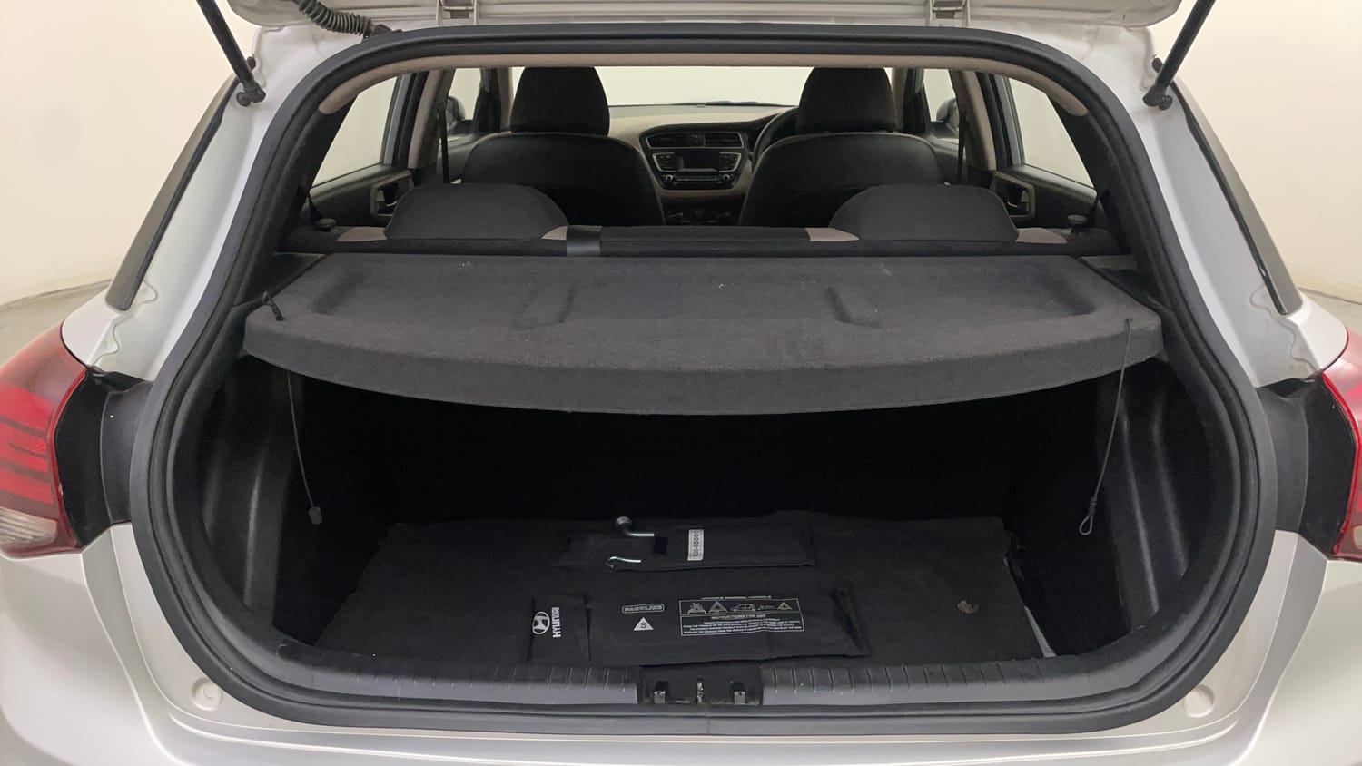 Used 2018 Hyundai Elite i20 Magna Executive 1.2 Petrol Manual interior DICKY INSIDE VIEW