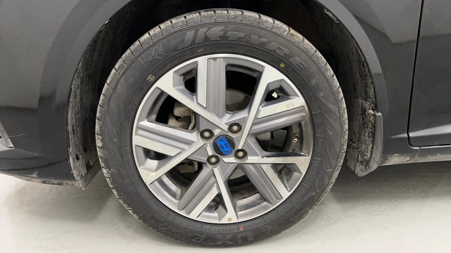 Used 2023 Hyundai Verna SX (O) 1.5 VTVT IVT Petrol Automatic tyres LEFT FRONT TYRE RIM VIEW