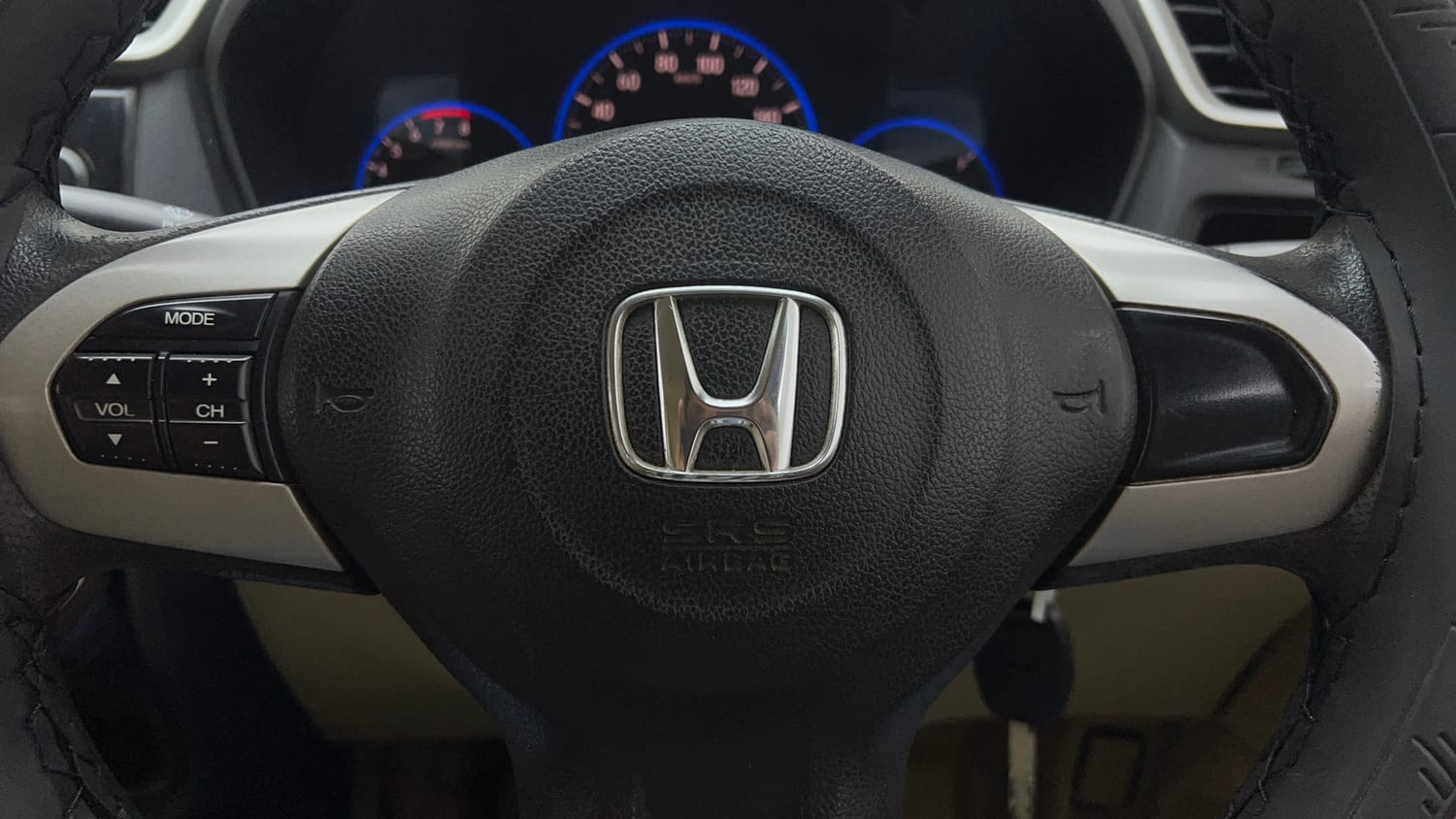 Used 2017 Honda Amaze 1.2 S i-VTEC Opt Petrol Manual top_features Steering mounted controls