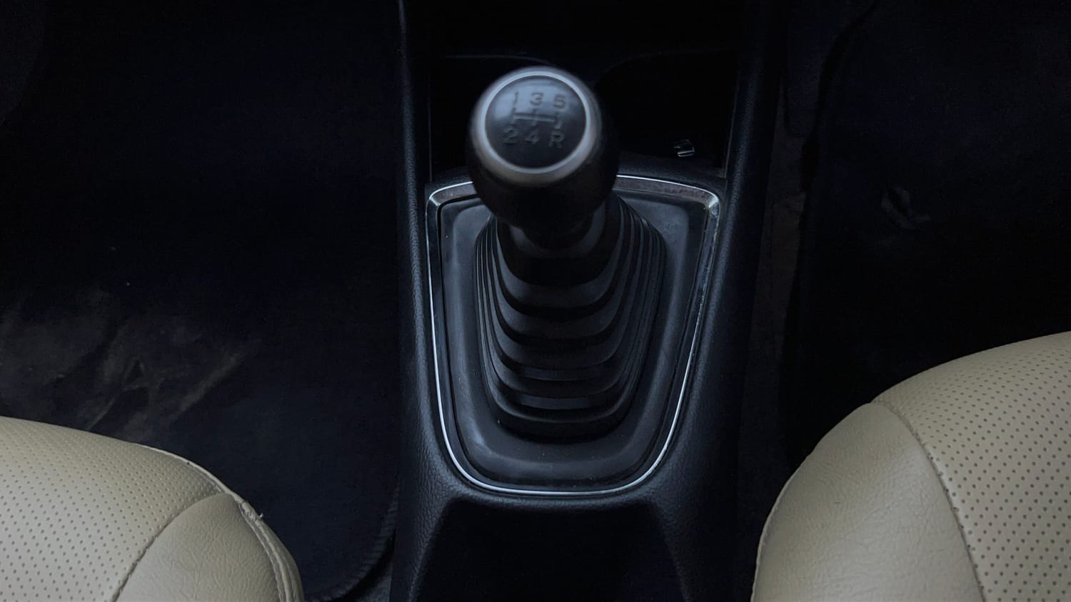 Used 2019 Honda Amaze 1.2 VX MT Petrol Petrol Manual interior GEAR  KNOB VIEW