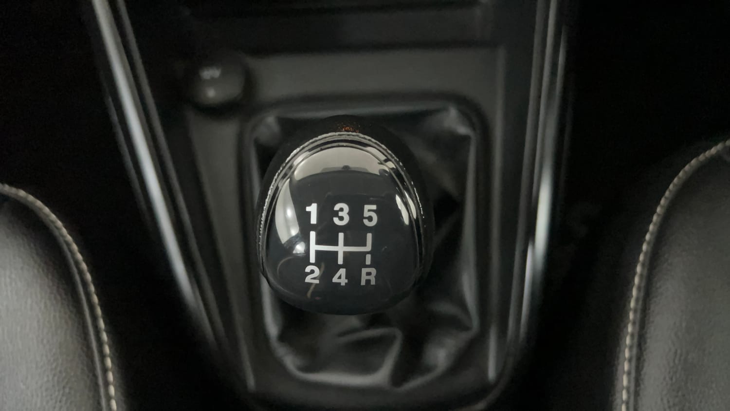 Used 2021 Ford EcoSport Ambiente 1.5L TDCi Diesel Manual interior GEAR  KNOB VIEW