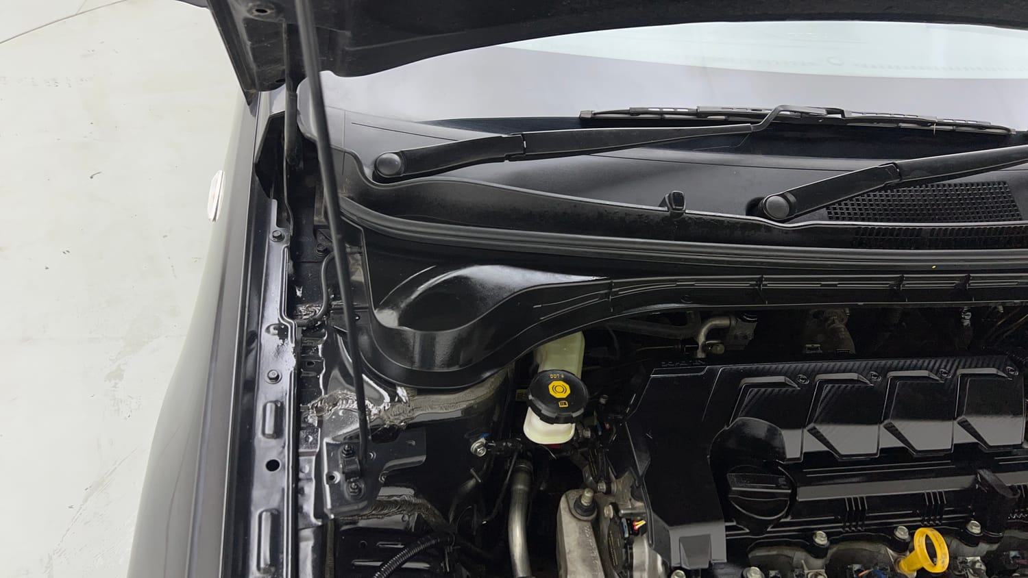 Used 2023 Hyundai Verna EX 1.5 Petrol MT Petrol Manual engine ENGINE RIGHT SIDE HINGE & APRON VIEW