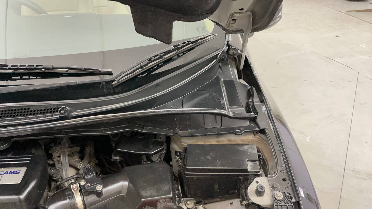 Used 2015 Honda City V Diesel Diesel Manual engine ENGINE LEFT SIDE HINGE & APRON VIEW