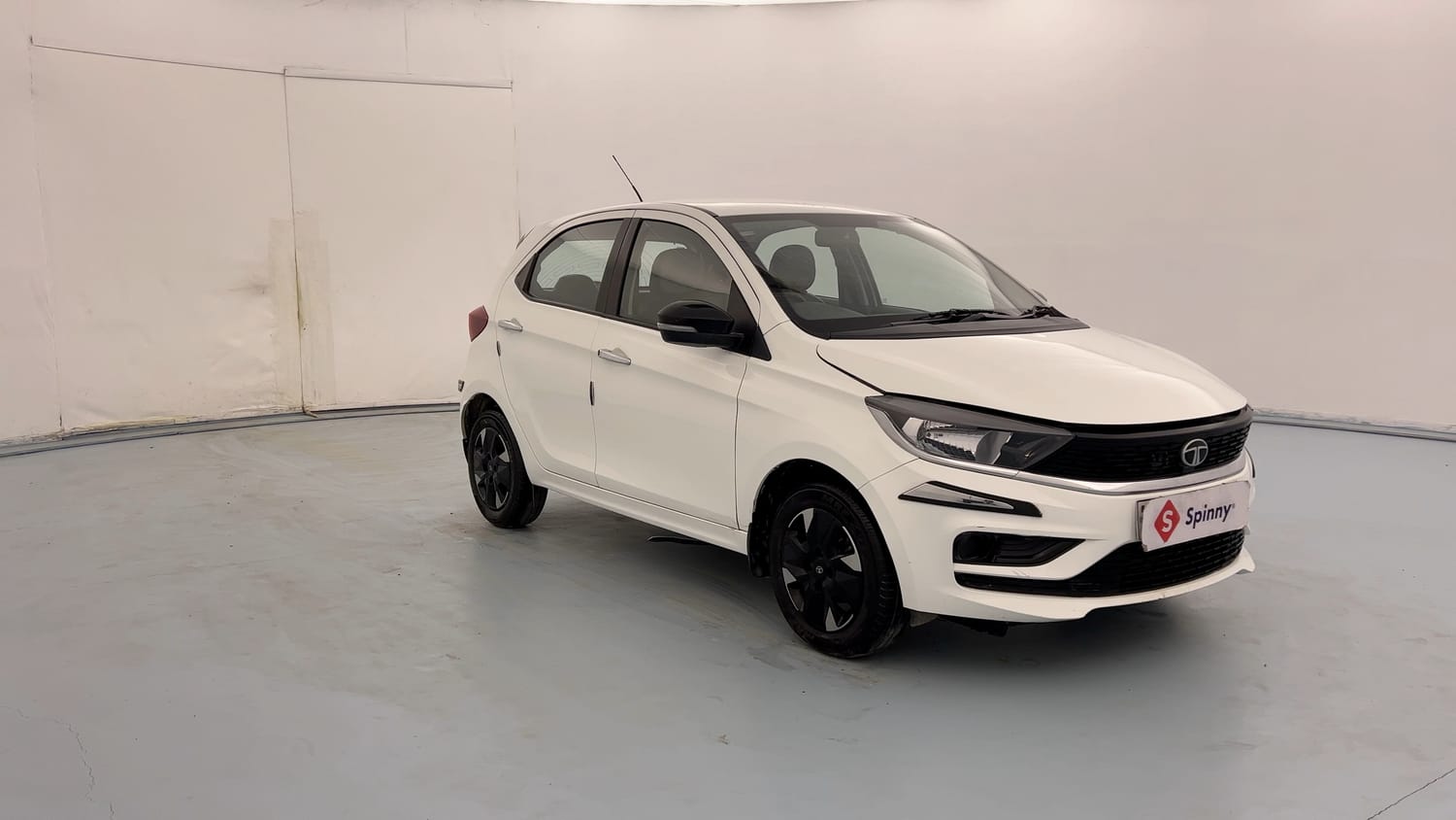 Used 2026 Tata Tiago XT Petrol Manual exterior RIGHT FRONT CORNER VIEW