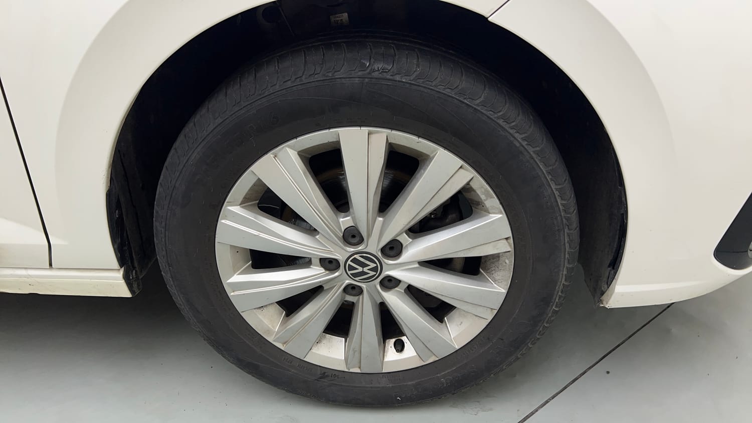 Used 2024 Volkswagen Virtus Highline 1.0 TSI MT Petrol Manual tyres RIGHT FRONT TYRE RIM VIEW
