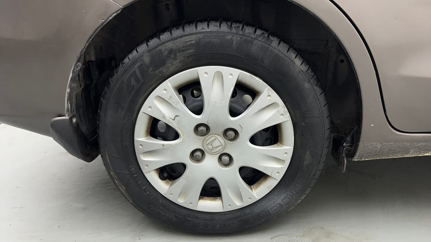 Used 2013 Honda Amaze 1.2 S i-VTEC Petrol Manual tyres RIGHT REAR TYRE RIM VIEW