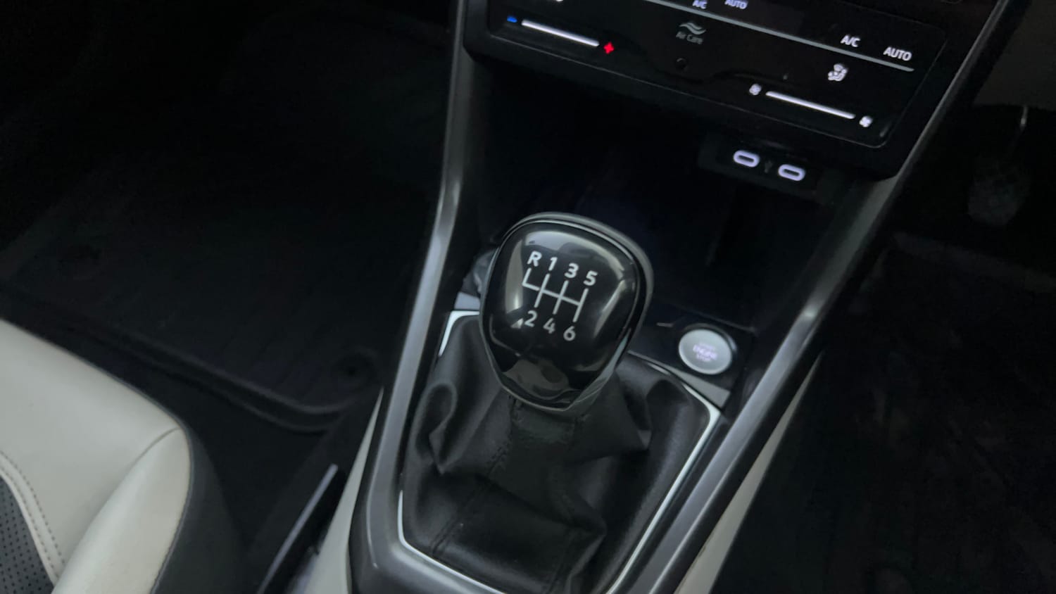 Used 2023 Volkswagen Taigun Topline 1.0 TSI MT Petrol Manual interior GEAR  KNOB VIEW