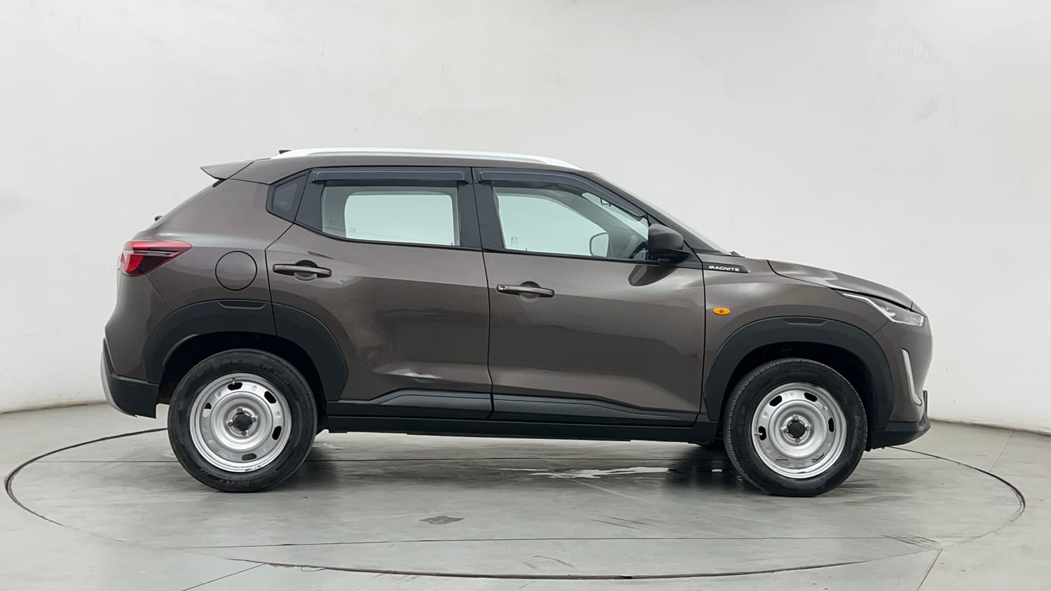 Used 2023 Nissan Magnite XE Petrol Manual exterior RIGHT SIDE VIEW