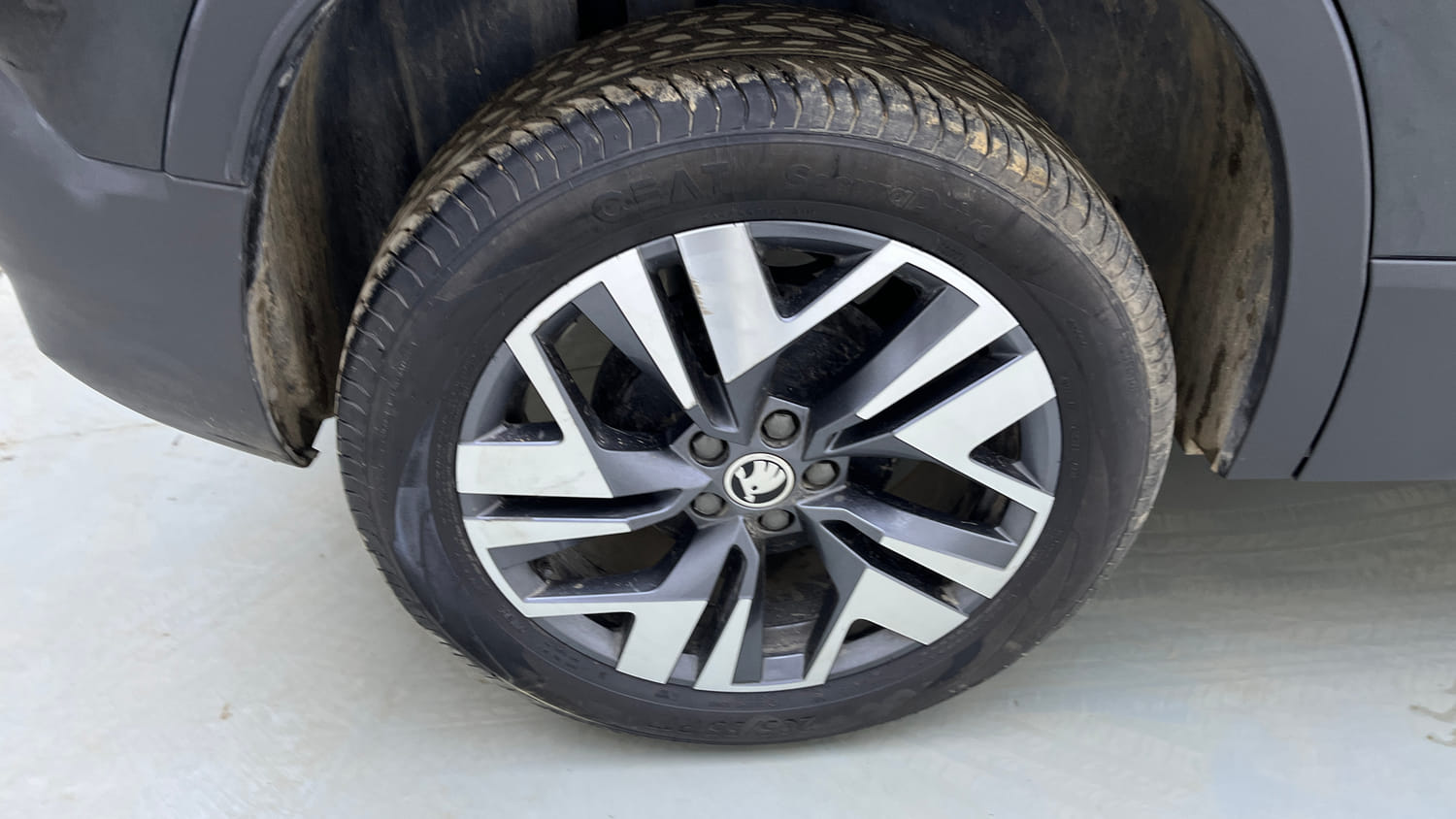 Used 2025 Skoda Kylaq Prestige AT Petrol Automatic tyres RIGHT REAR TYRE RIM VIEW