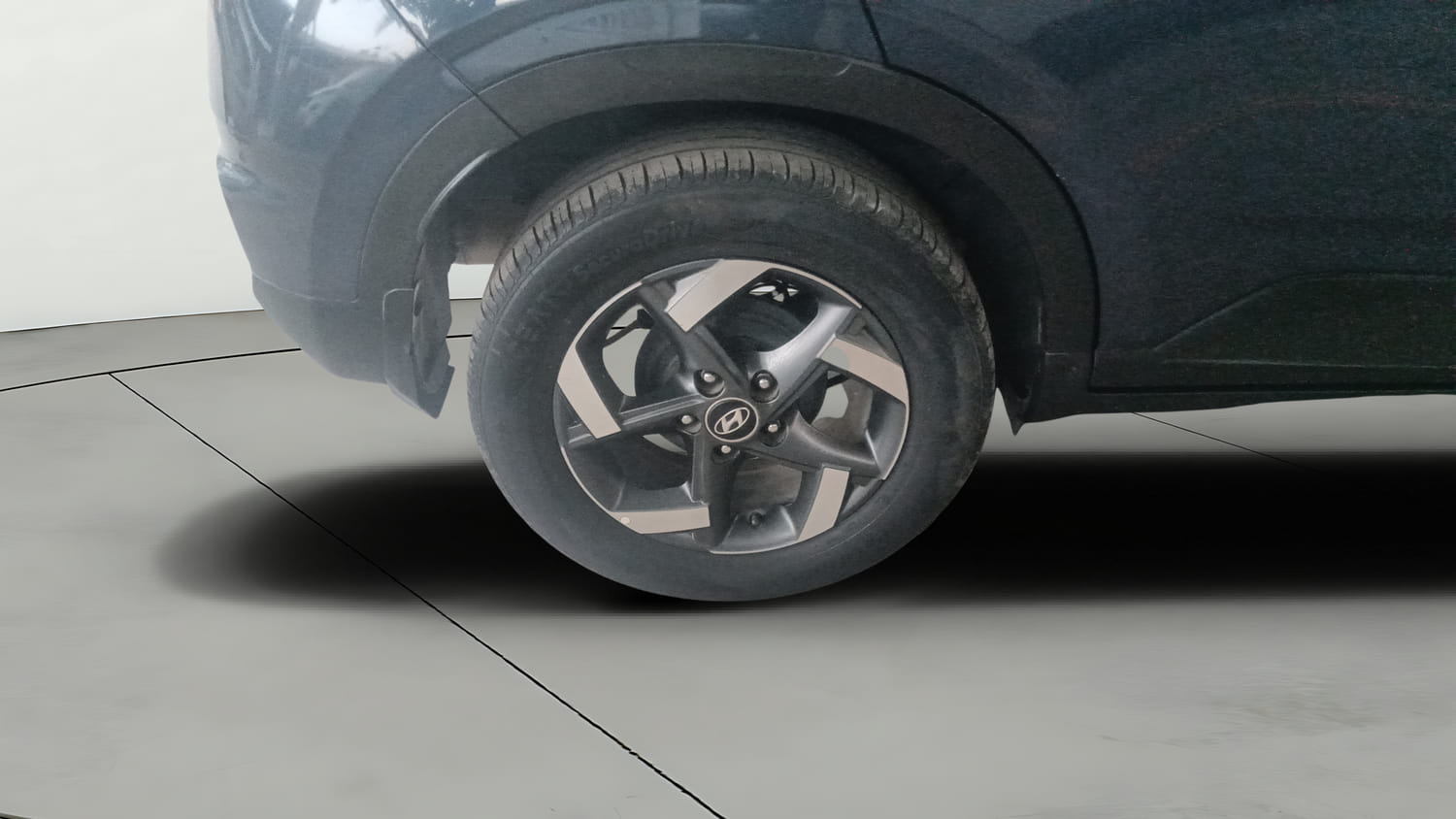 Used 2019 Hyundai Venue SX 1.4 (O) CRDi Diesel Manual tyres RIGHT REAR TYRE RIM VIEW