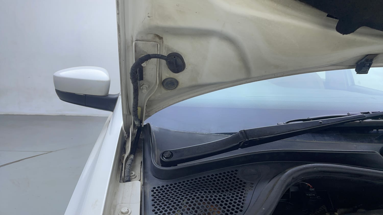 Used 2013 Volkswagen Vento Highline Diesel Diesel Manual engine ENGINE RIGHT SIDE HINGE & APRON VIEW
