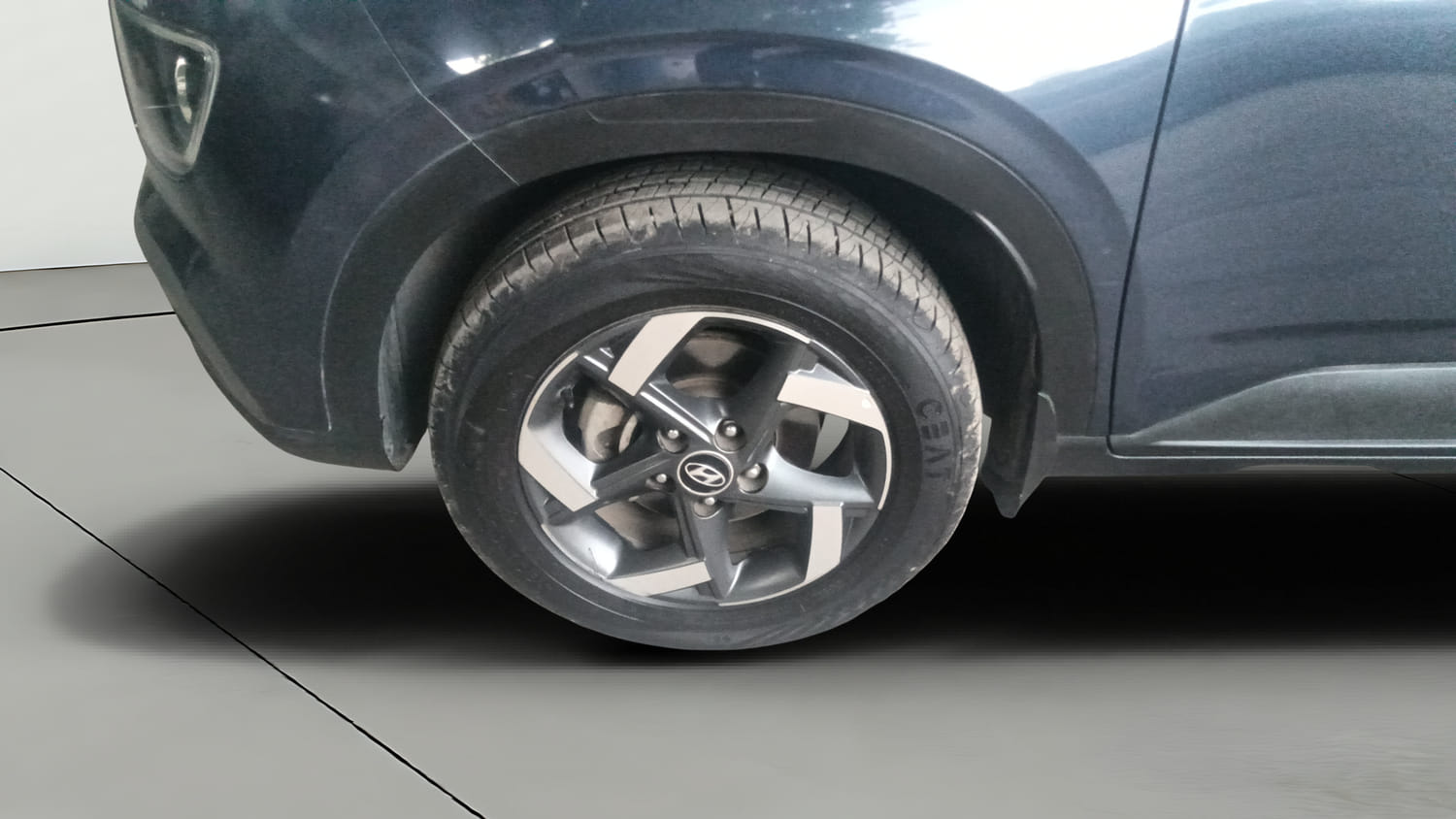 Used 2019 Hyundai Venue SX 1.4 (O) CRDi Diesel Manual tyres LEFT FRONT TYRE RIM VIEW