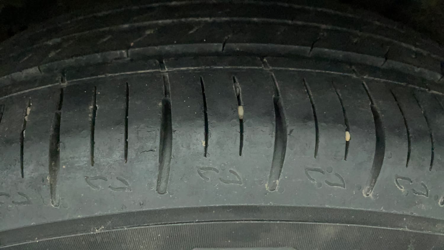 Used 2022 Mahindra XUV700 AX 5 Petrol AT 5 STR Petrol Automatic tyres LEFT REAR TYRE TREAD VIEW