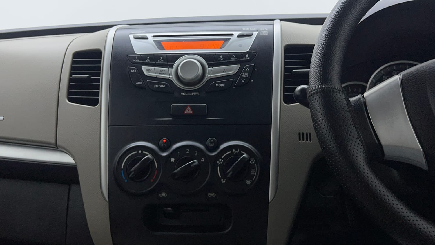 Used 2014 Maruti Suzuki Wagon R VXI Petrol Manual interior MUSIC SYSTEM & AC CONTROL VIEW