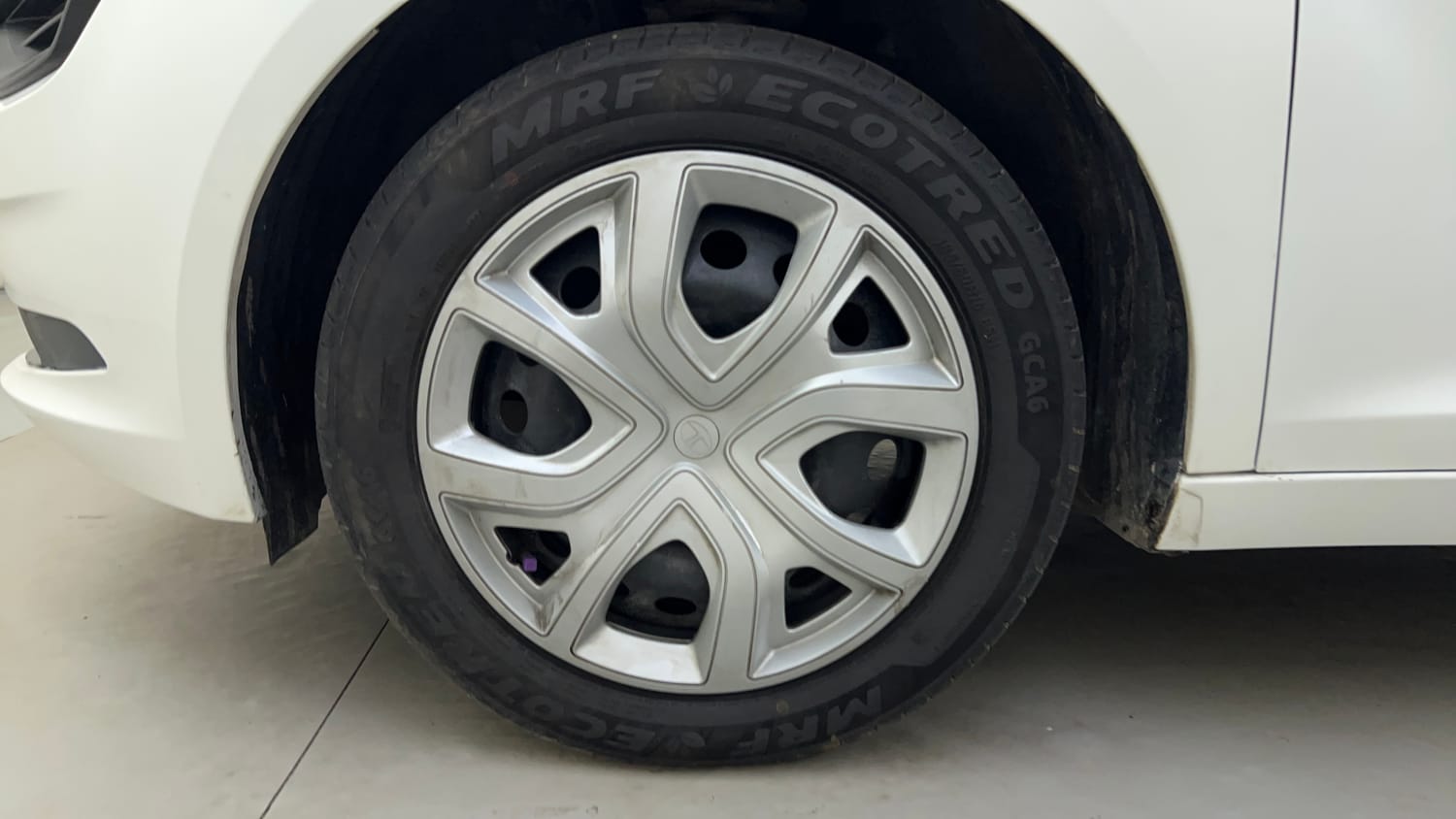 Used 2024 Tata Altroz XM Petrol Petrol Manual tyres LEFT FRONT TYRE RIM VIEW