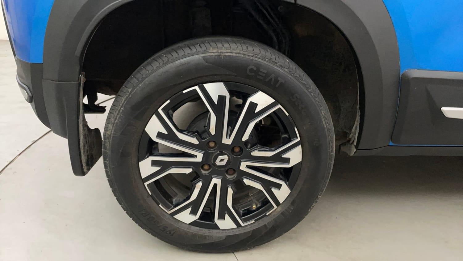 Used 2022 Renault Kiger RXZ AMT Dual Tone Petrol Automatic tyres RIGHT REAR TYRE RIM VIEW