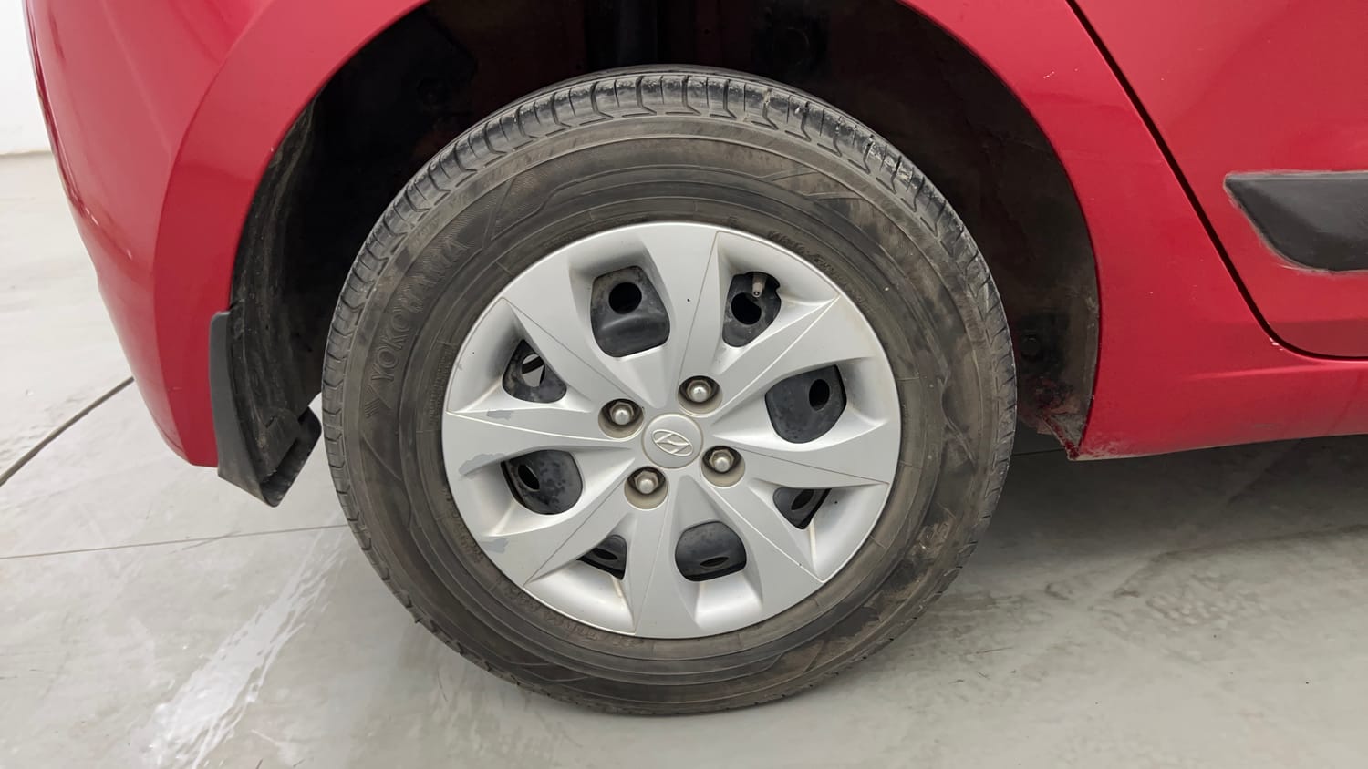 Used 2018 Hyundai Elite i20 Magna Executive 1.2 Petrol Manual tyres RIGHT REAR TYRE RIM VIEW