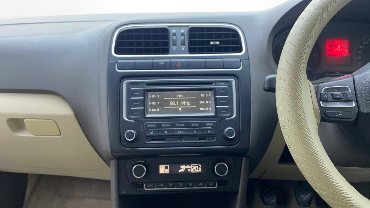 Used 2013 Volkswagen Vento Highline Diesel Diesel Manual interior MUSIC SYSTEM & AC CONTROL VIEW