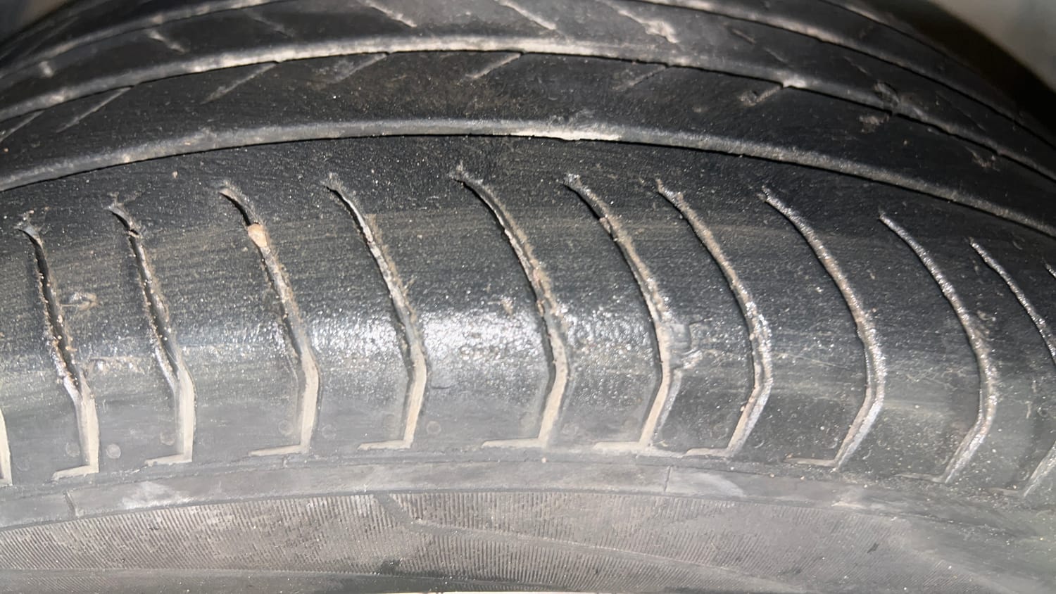 Used 2023 Volkswagen Taigun Topline 1.0 TSI MT Petrol Manual tyres RIGHT FRONT TYRE TREAD VIEW