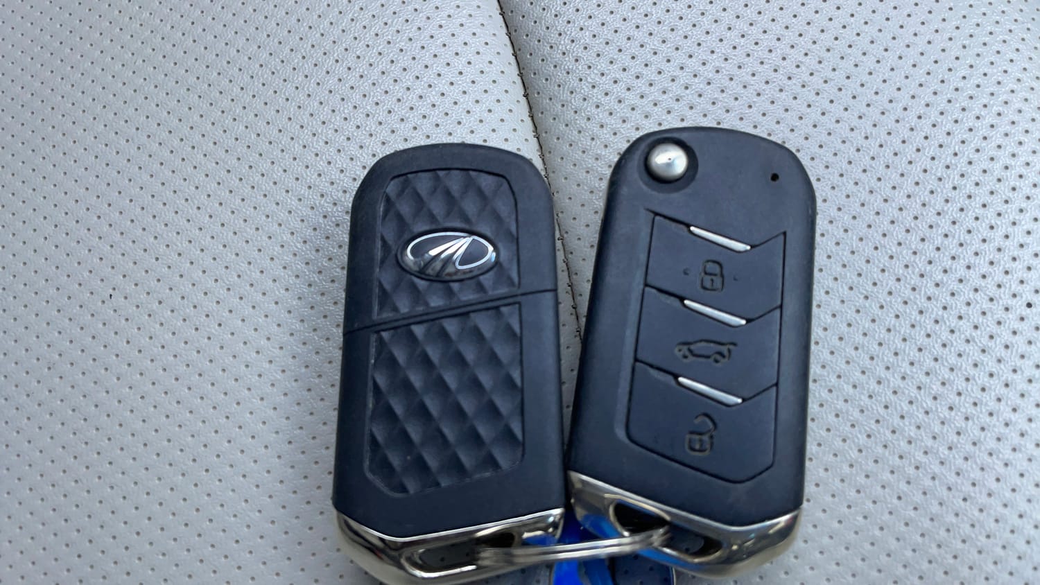 Used 2021 Mahindra XUV 300 W8 (O) 1.2 Petrol AMT Petrol Automatic extra CAR KEY VIEW