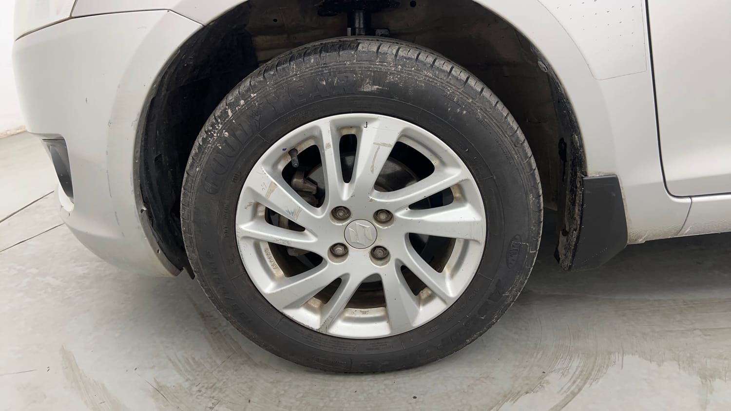 Used 2012 Maruti Suzuki Swift ZDi Diesel Manual tyres LEFT FRONT TYRE RIM VIEW