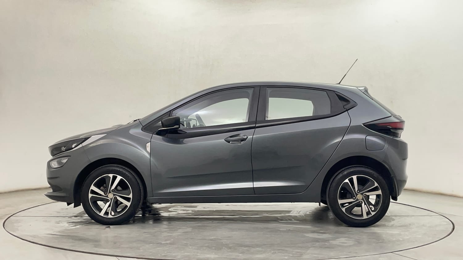 Used 2024 Tata Altroz XZ Petrol Petrol Manual exterior LEFT SIDE VIEW