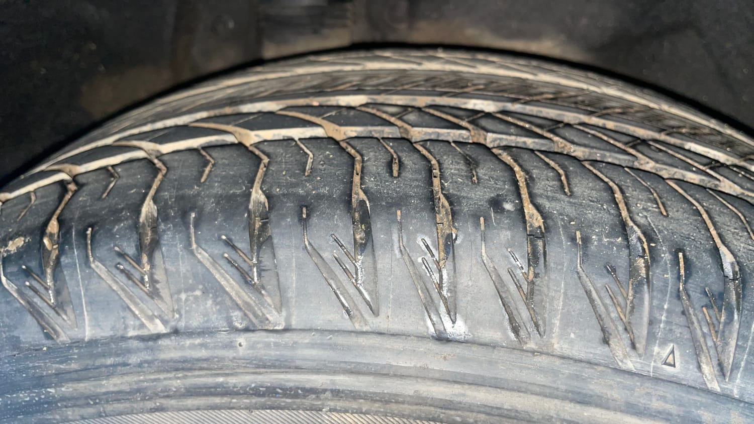 Used 2021 Mahindra XUV700 AX 7 Petrol AT Luxury Pack 7 STR Petrol Automatic tyres RIGHT REAR TYRE TREAD VIEW