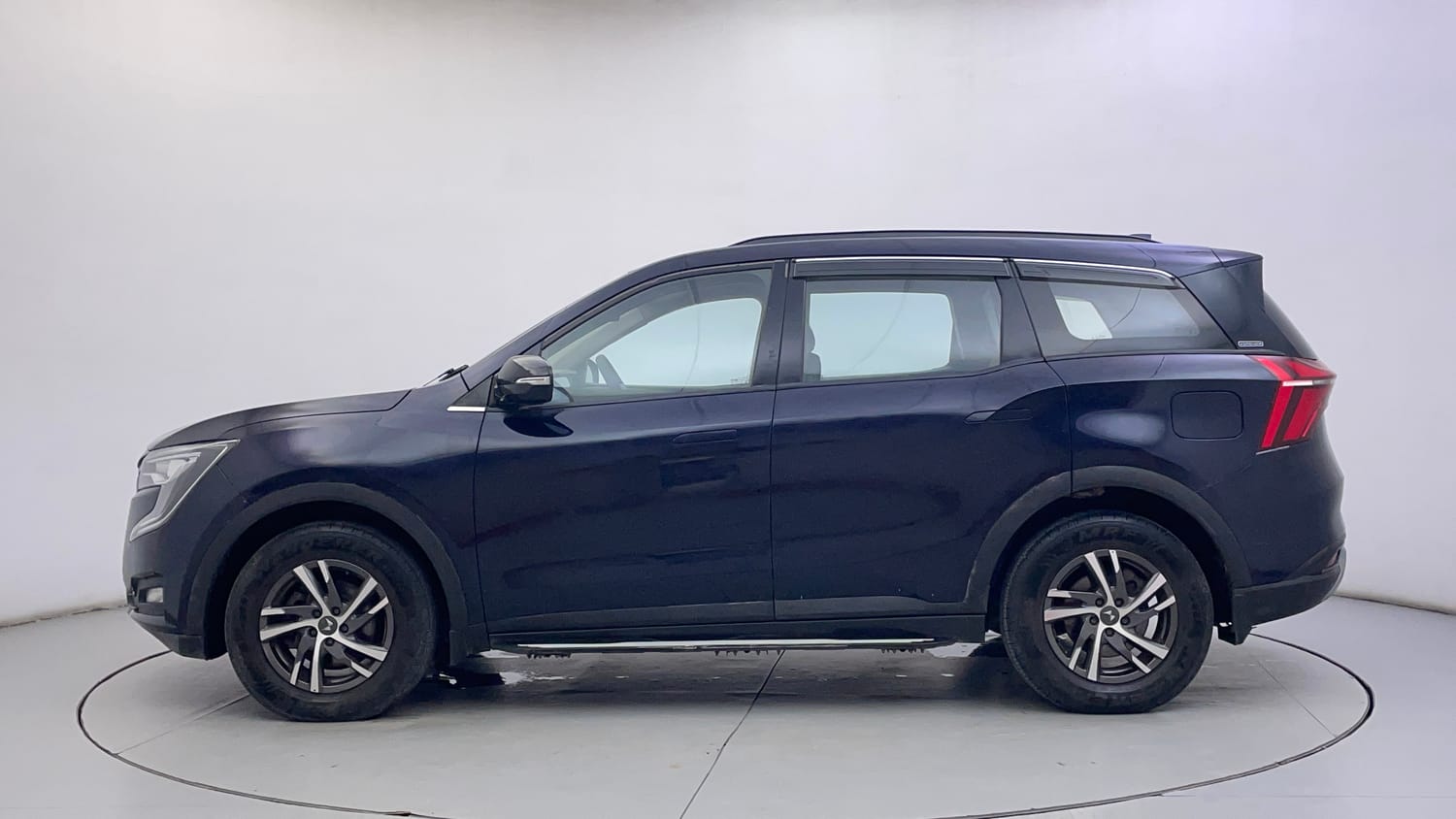 Used 2022 Mahindra XUV700 AX 5 Petrol AT 5 STR Petrol Automatic exterior LEFT SIDE VIEW